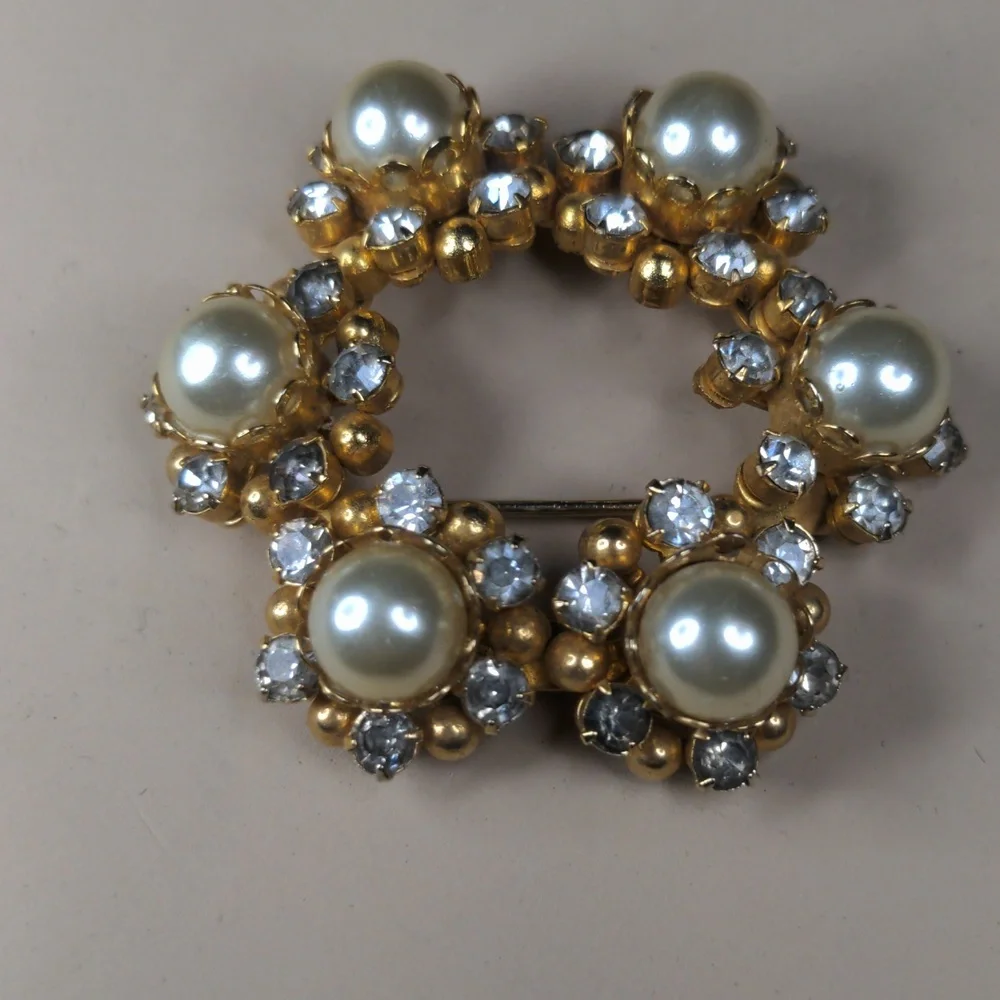 Vintage 60s wreath brooch faux pearl rhinestone gold tone estate jewelry - Picture 6 of 6